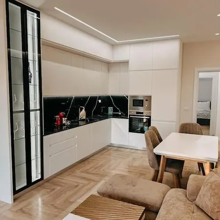 Two Bedroom Luxury Apartment *