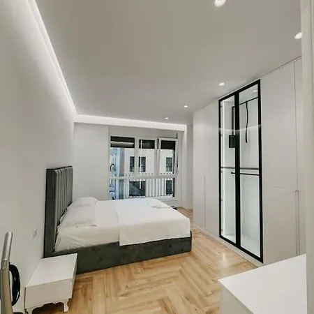 Two Bedroom Luxury Apartment *