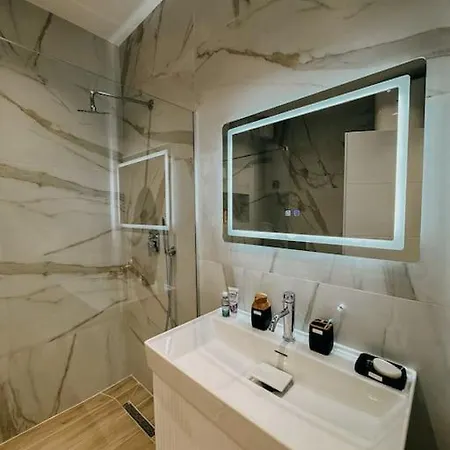 Two Bedroom Luxury Apartment *